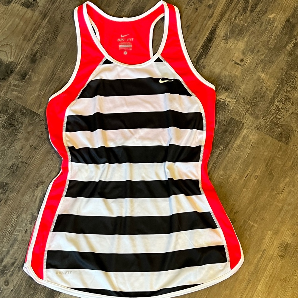 Nike Black and White Fitted Tank Top